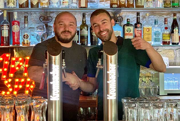 Teamfoto an der Bar vom tapas & wine Restaurant in Wolfsburg